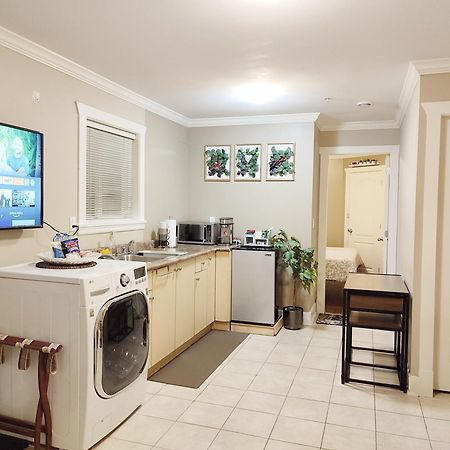 Private Suite W King Bed, Ground Level, Naturally Bright Vancouver Quarto foto