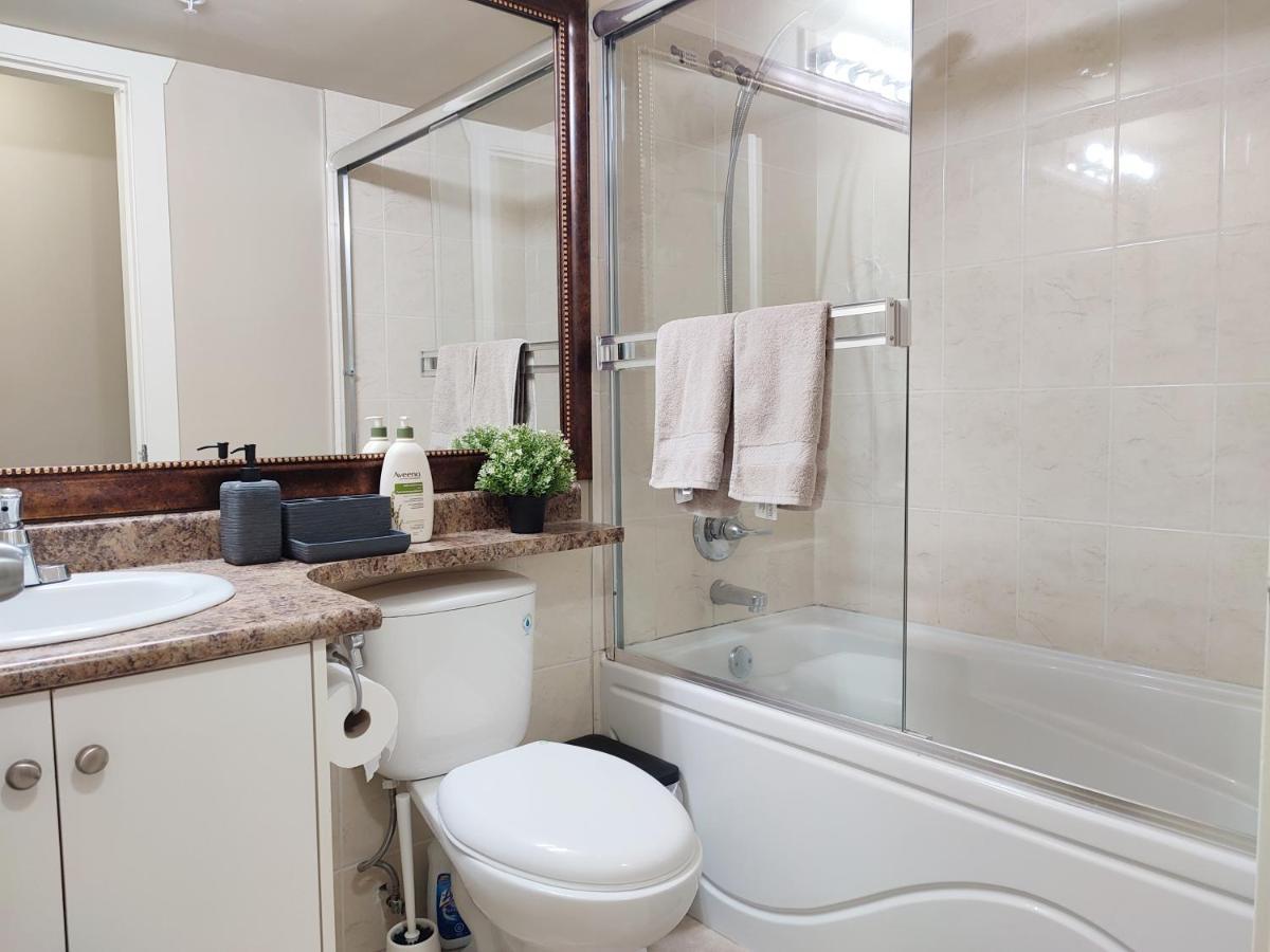 Private Suite W King Bed, Ground Level, Naturally Bright Vancouver Exterior foto