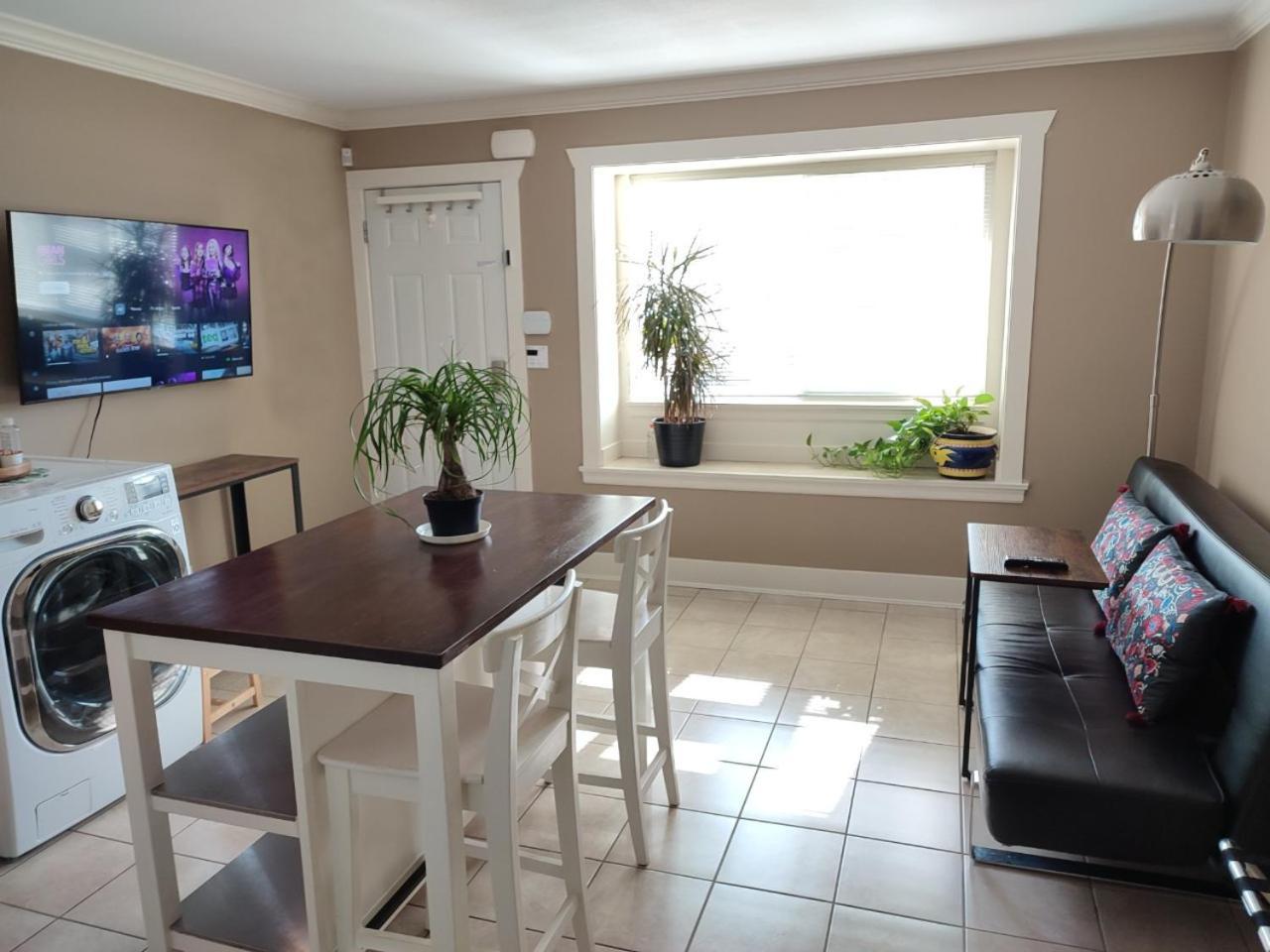 Private Suite W King Bed, Ground Level, Naturally Bright Vancouver Exterior foto