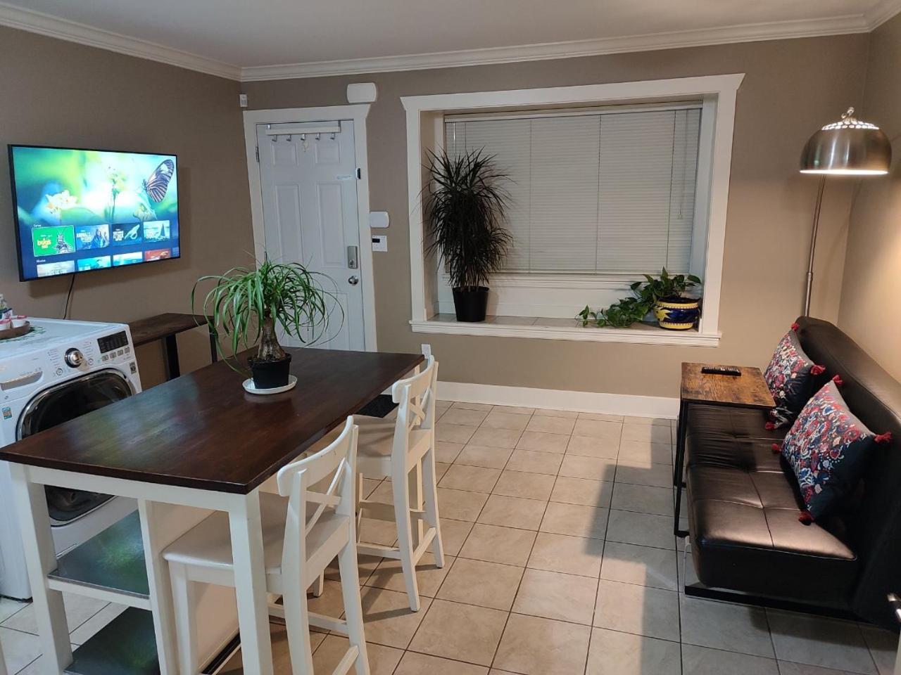 Private Suite W King Bed, Ground Level, Naturally Bright Vancouver Exterior foto