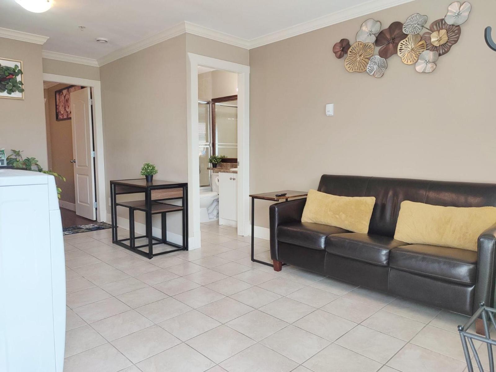 Private Suite W King Bed, Ground Level, Naturally Bright Vancouver Quarto foto