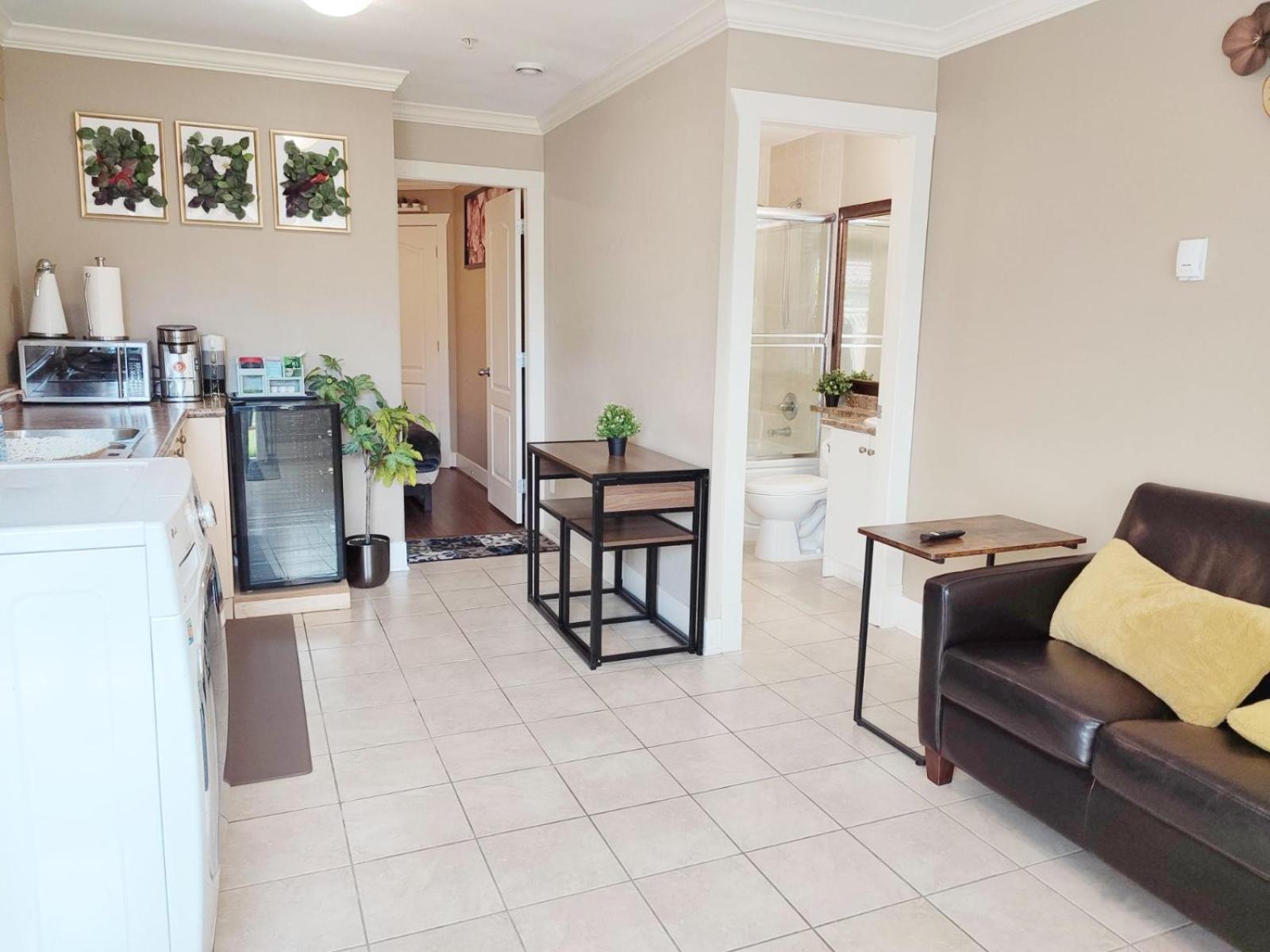 Private Suite W King Bed, Ground Level, Naturally Bright Vancouver Quarto foto