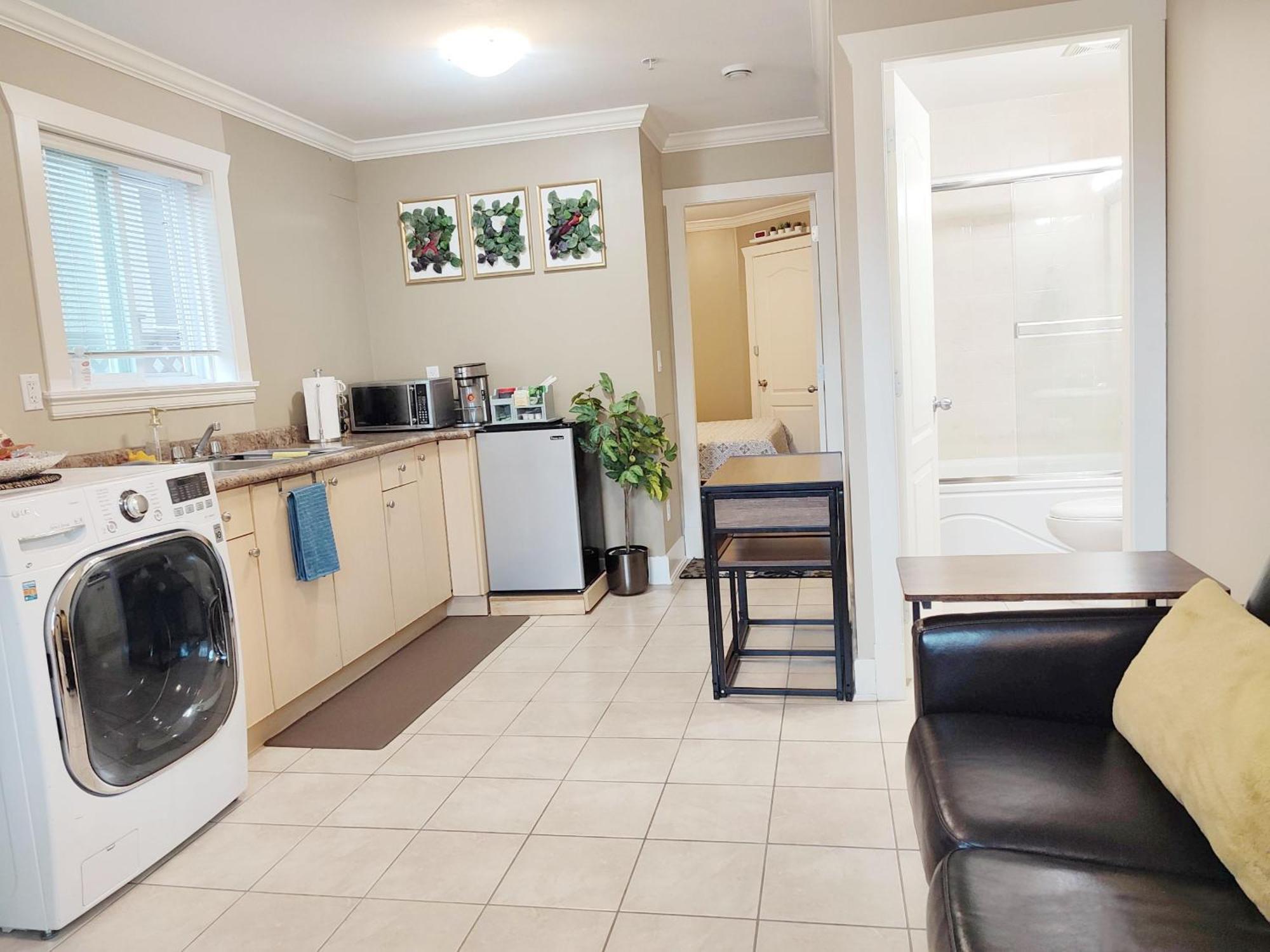 Private Suite W King Bed, Ground Level, Naturally Bright Vancouver Quarto foto